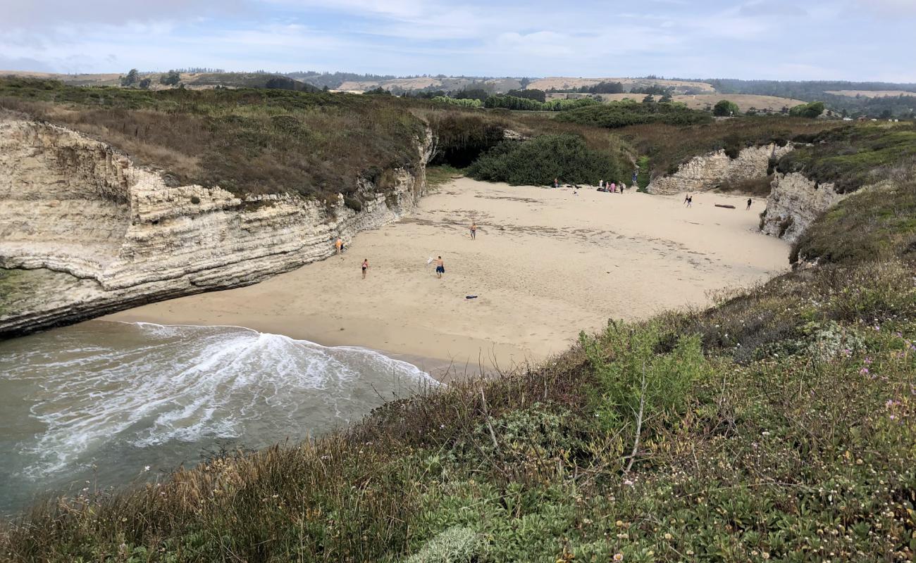 Fern Grotto Beach'in fotoğrafı parlak kum yüzey ile