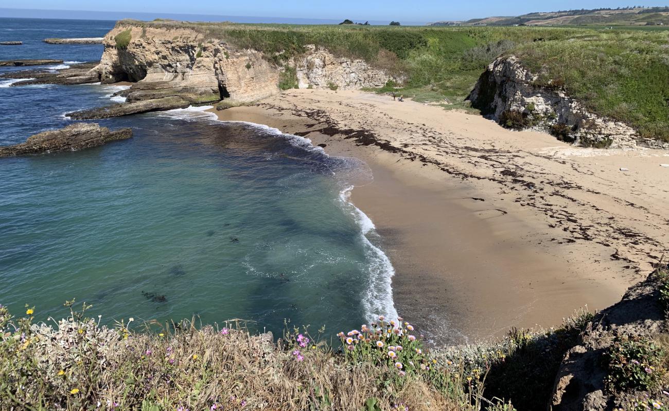 Strawberry Beach'in fotoğrafı parlak kum yüzey ile