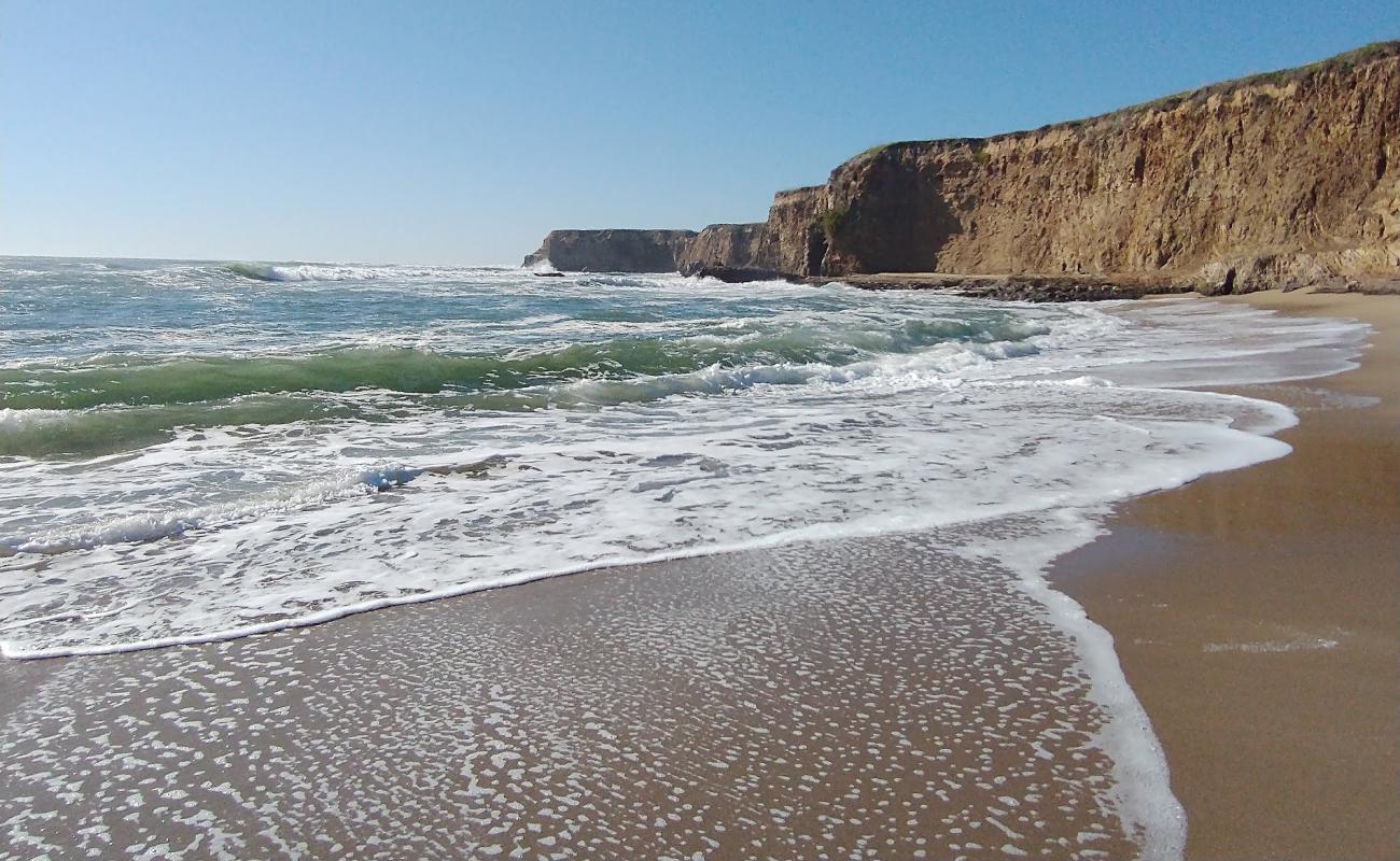 Davenport Landing Beach'in fotoğrafı parlak kum yüzey ile