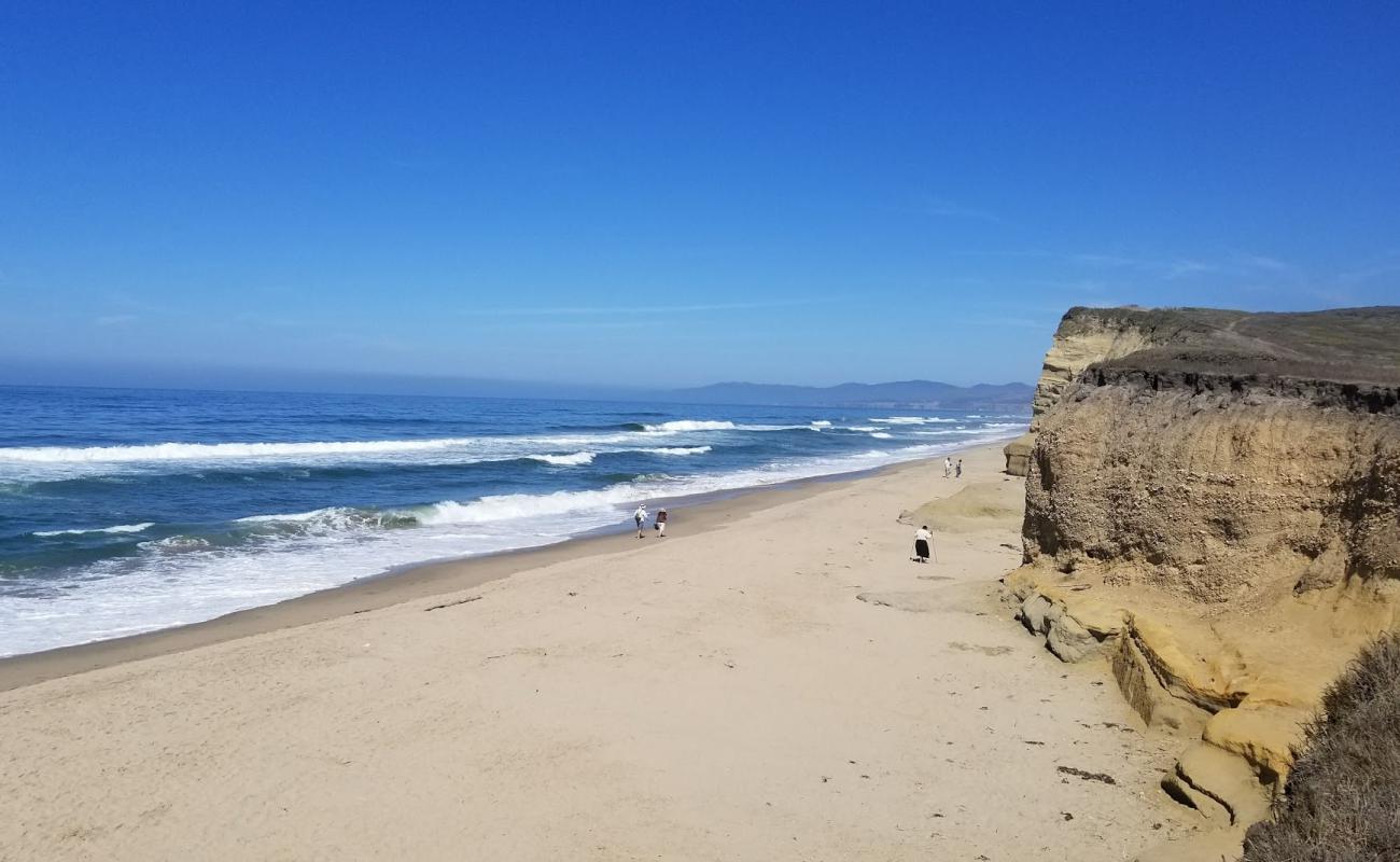 Pomponio Beach'in fotoğrafı parlak kum yüzey ile