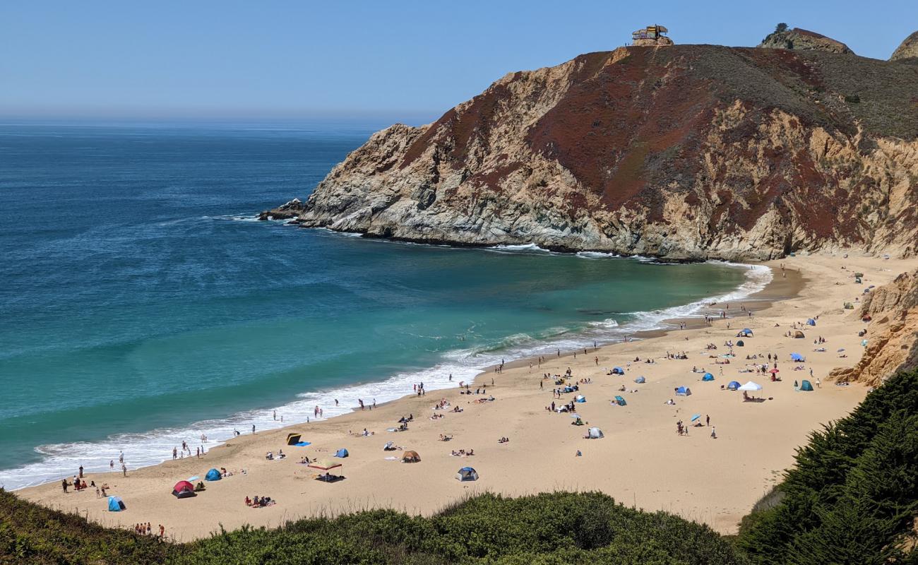 Gray Whale Cove Beach'in fotoğrafı i̇nce bej kum yüzey ile