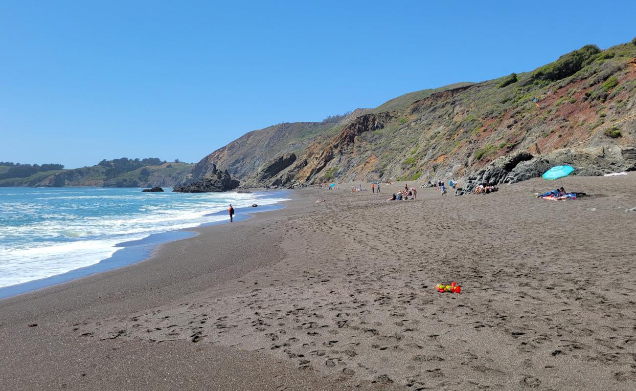 Black Sands Beach'in fotoğrafı gri kum yüzey ile