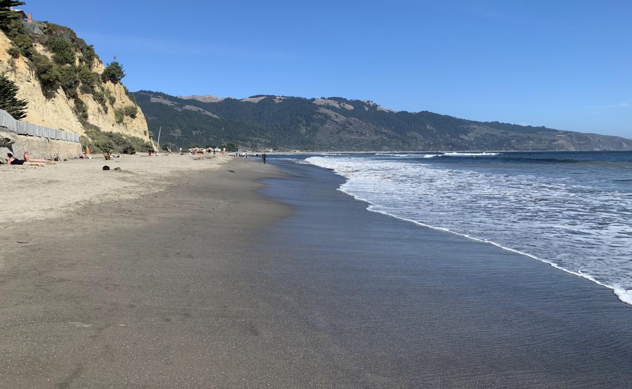 Bolinas Beach'in fotoğrafı gri kum yüzey ile