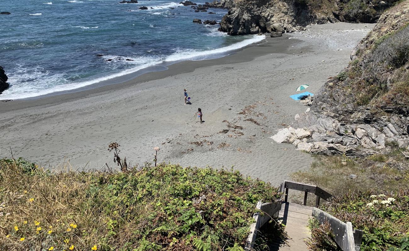 Pebble Beach'in fotoğrafı taşlı kum yüzey ile