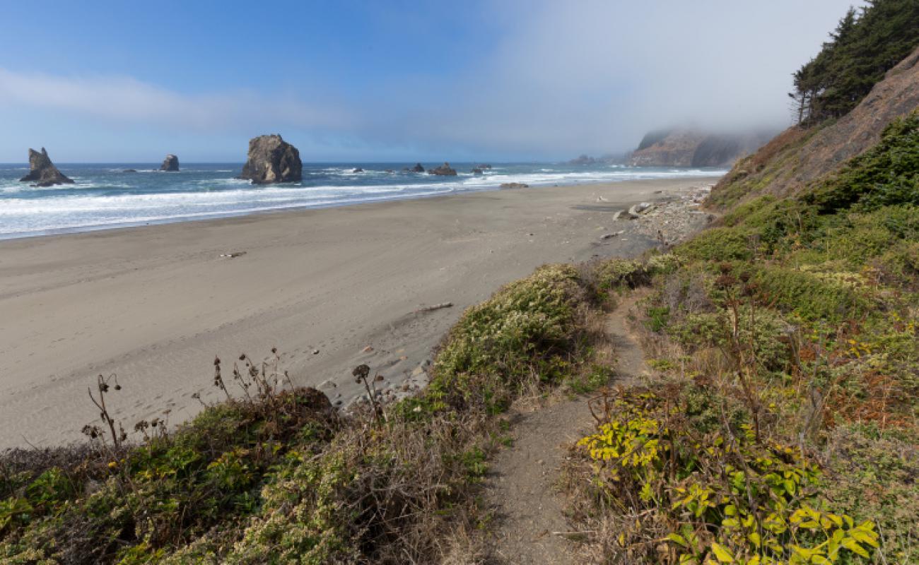 China Beach'in fotoğrafı gri kum yüzey ile