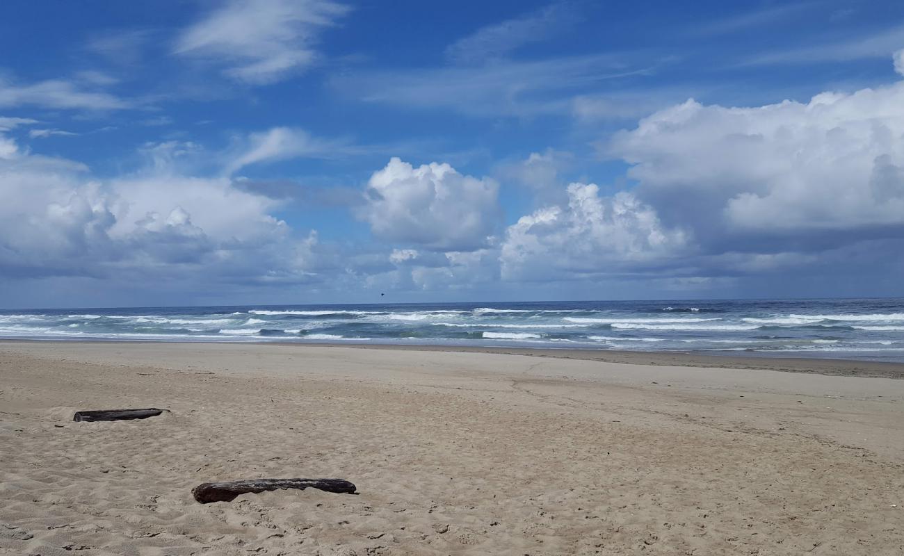 Umpqua Beach'in fotoğrafı açık bej kum yüzey ile