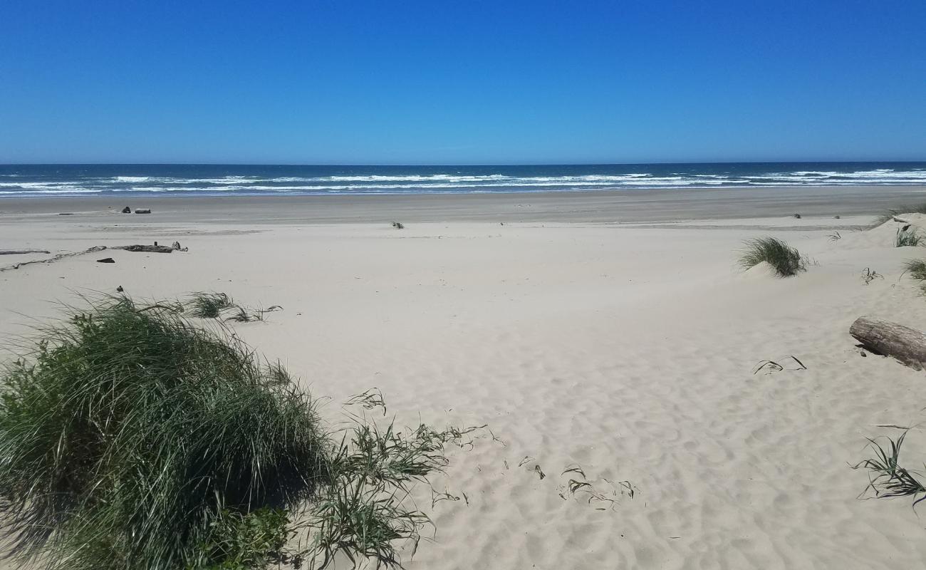 Bayshore beach'in fotoğrafı açık bej kum yüzey ile