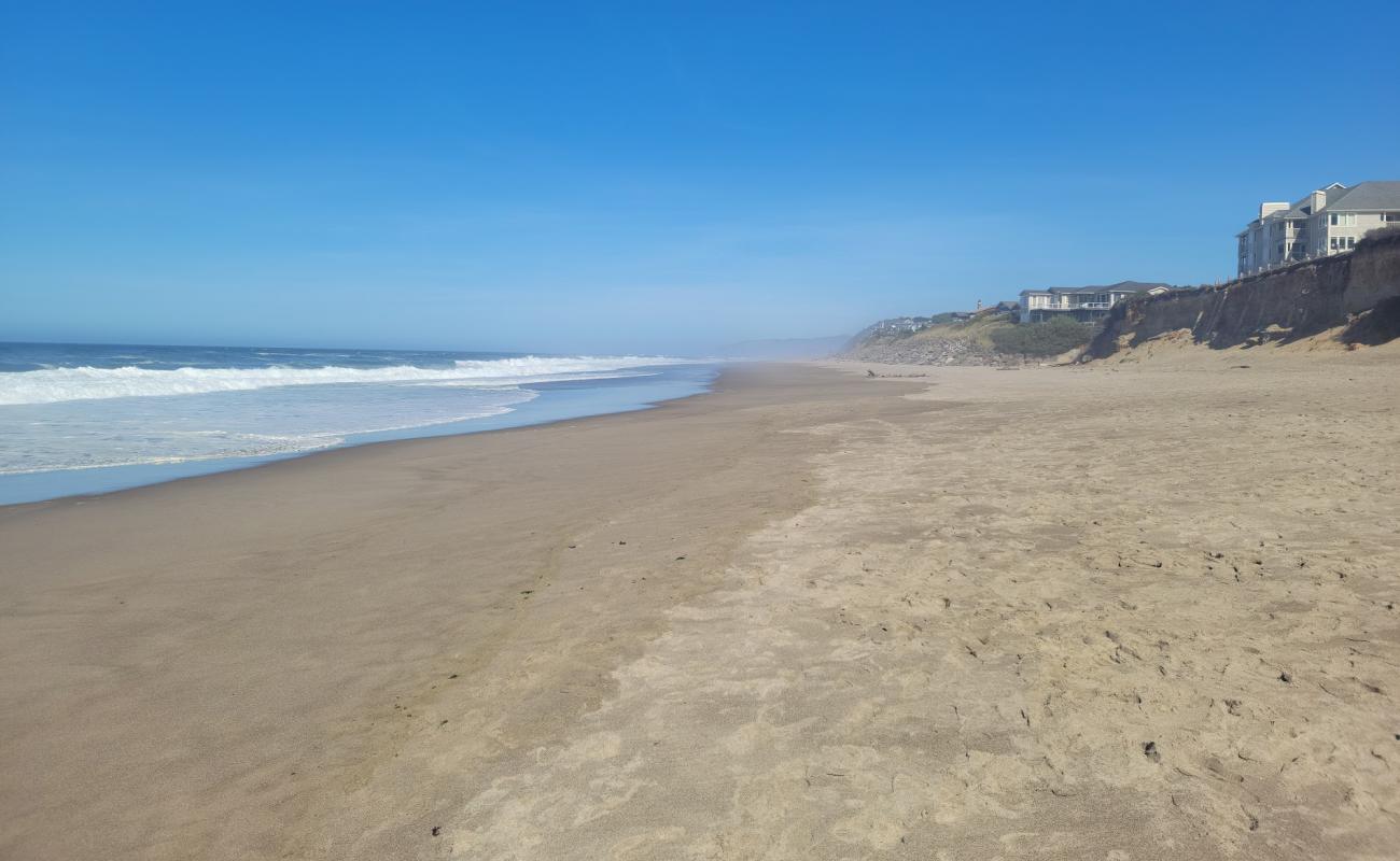 Gleneden Beach'in fotoğrafı açık bej kum yüzey ile