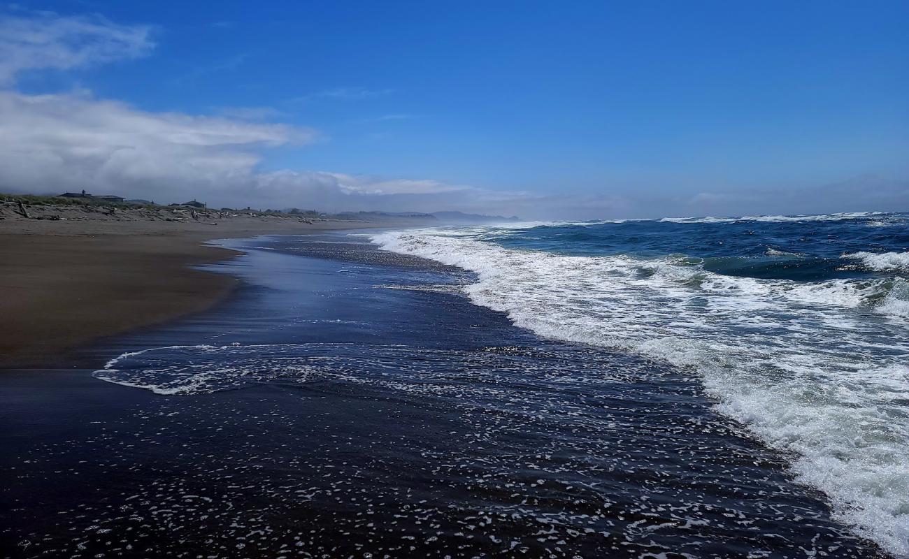 Salishan Beach'in fotoğrafı açık bej kum yüzey ile