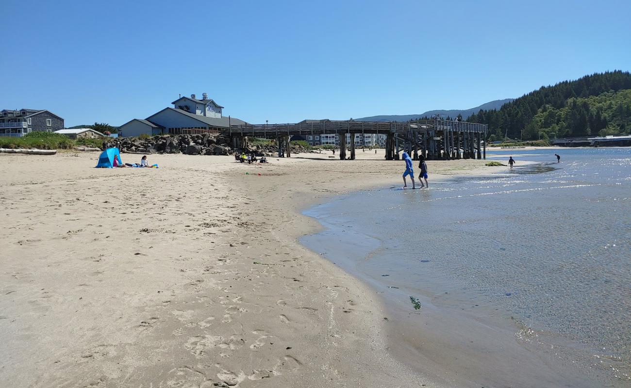 Lincoln City Beach'in fotoğrafı açık bej kum yüzey ile