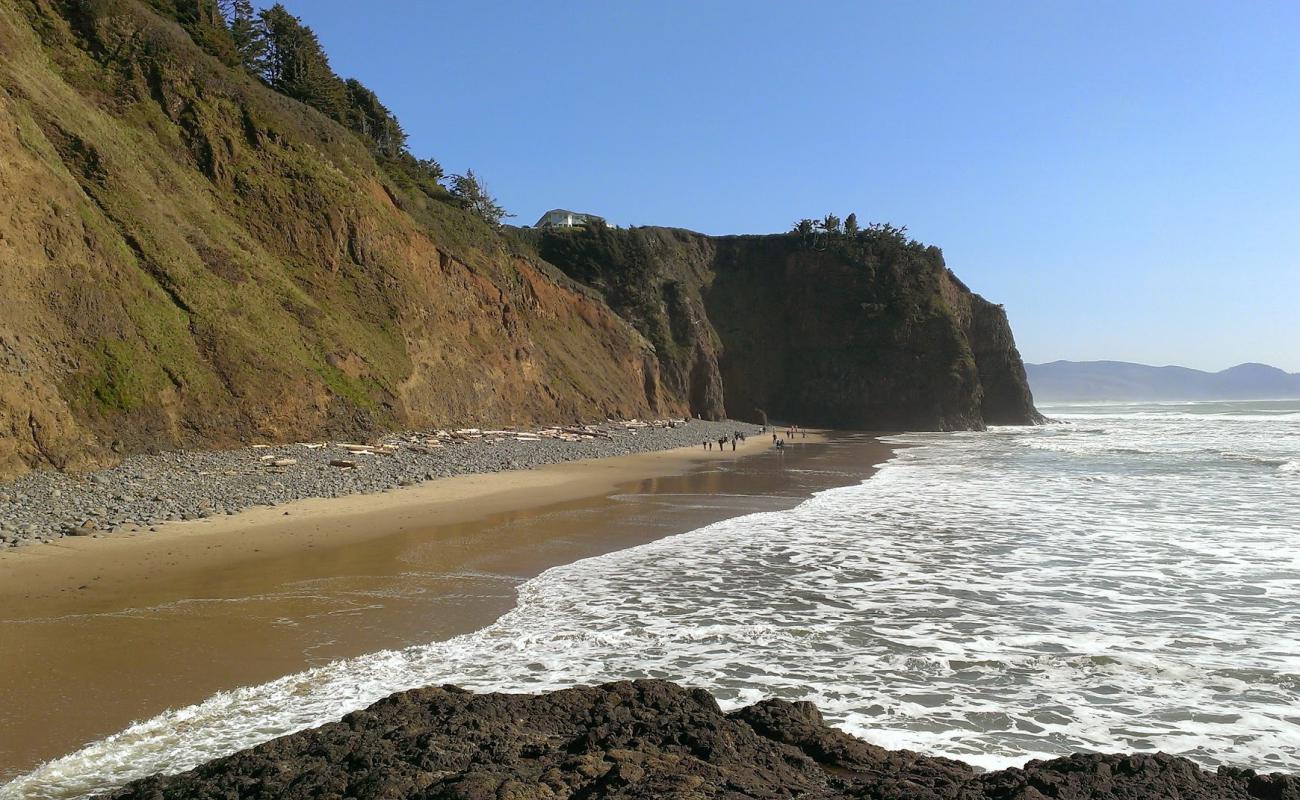 Tunnel Beach'in fotoğrafı açık bej kum yüzey ile