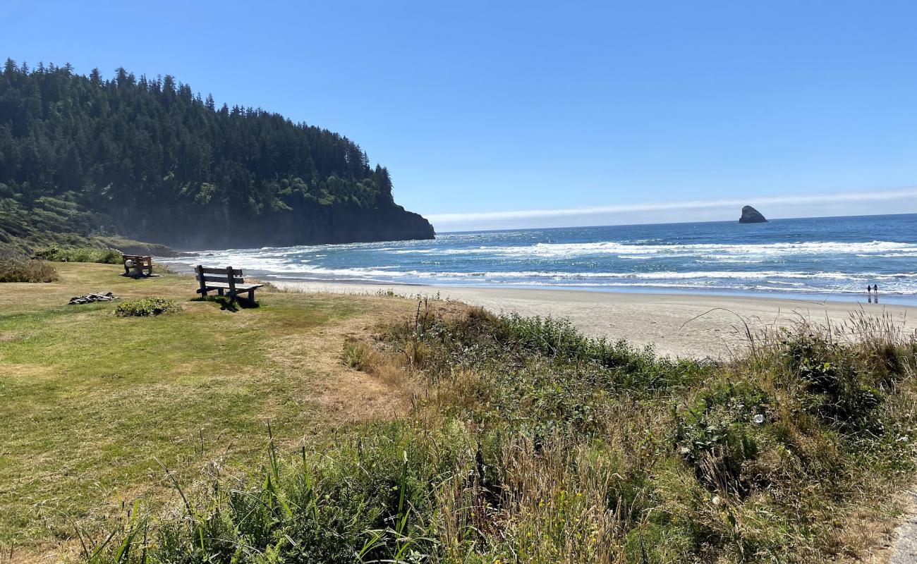 Cape Meares Beach'in fotoğrafı açık bej kum yüzey ile