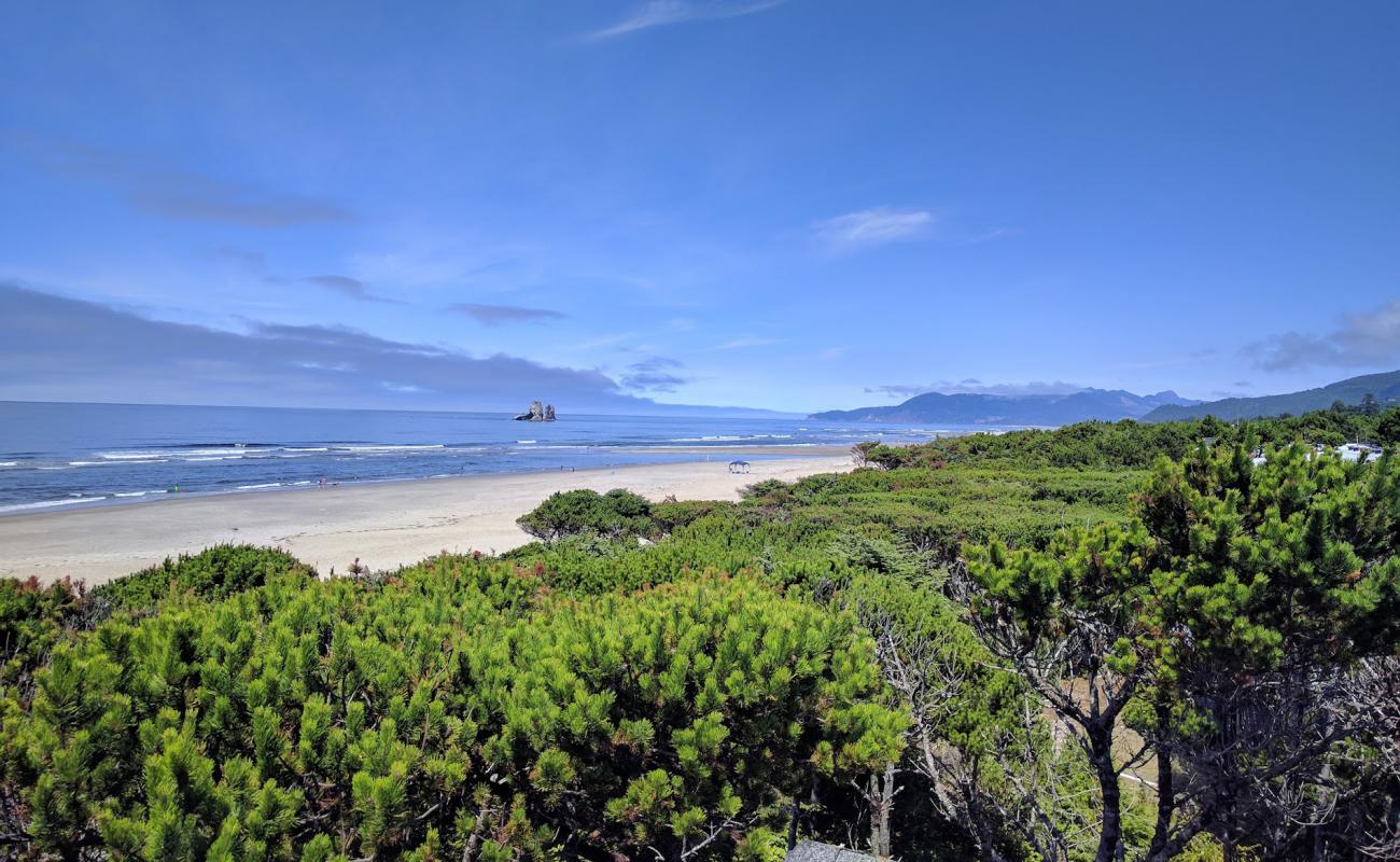 Tillamook County Beach'in fotoğrafı açık bej kum yüzey ile