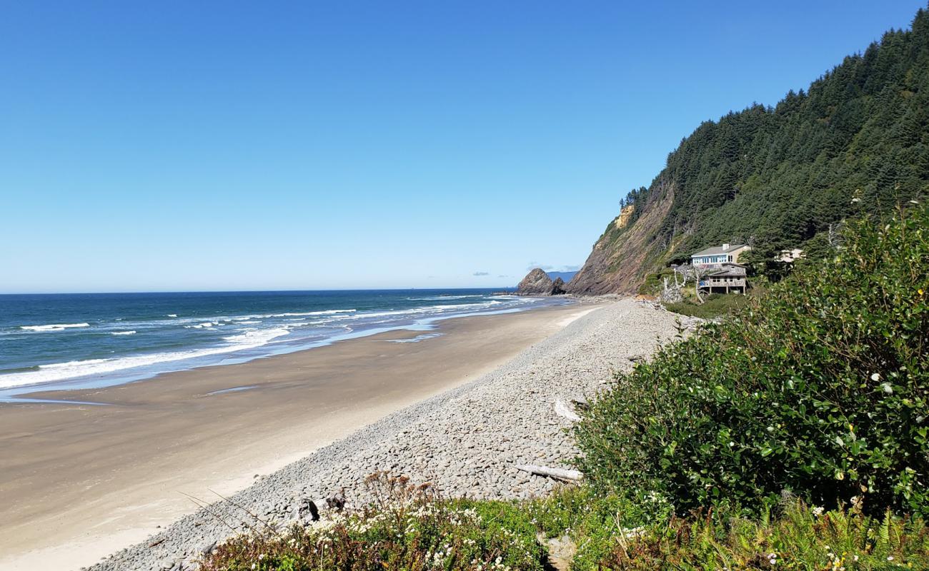 Cove Beach'in fotoğrafı çakıl ile kum yüzey ile