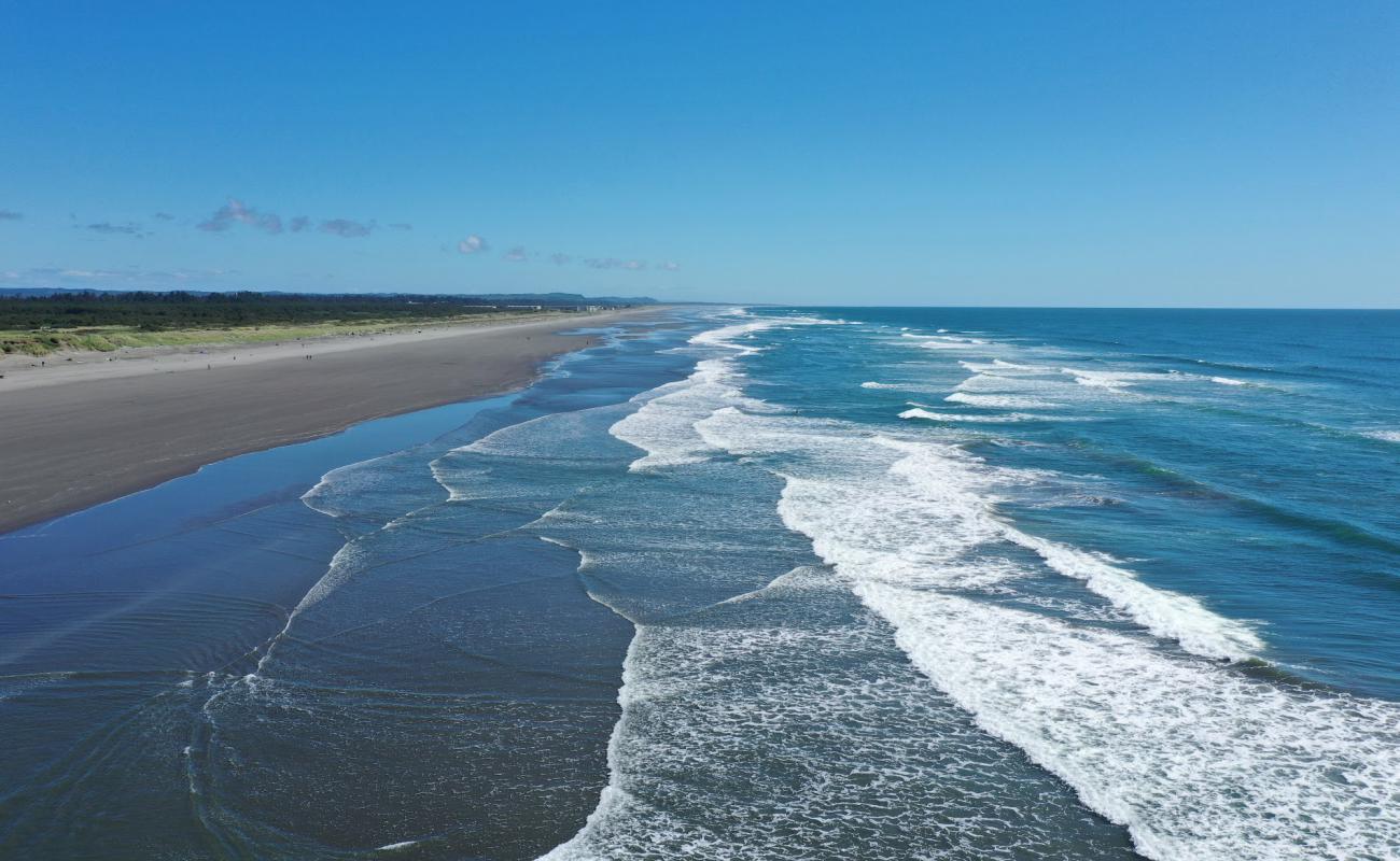 Westport Beach'in fotoğrafı gri kum yüzey ile