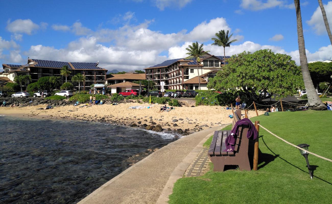 Lawa'i Beach'in fotoğrafı parlak kum ve kayalar yüzey ile