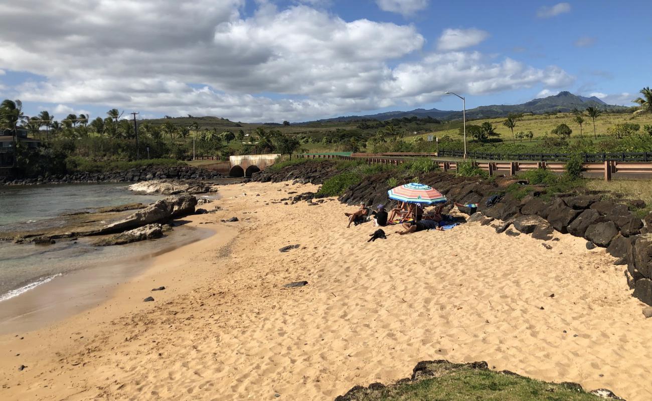 Kukui'ula Beach'in fotoğrafı parlak kum yüzey ile