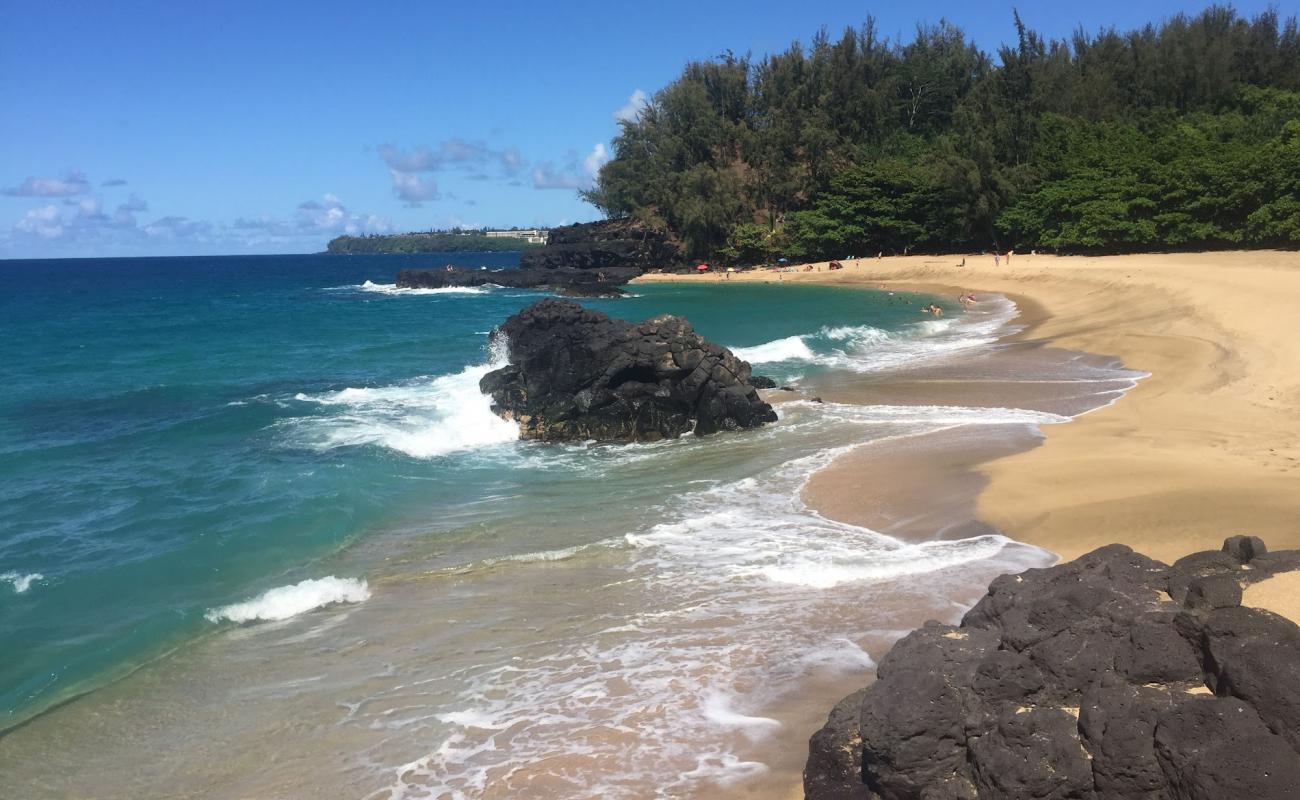 Lumaha'i Beach'in fotoğrafı parlak kum yüzey ile