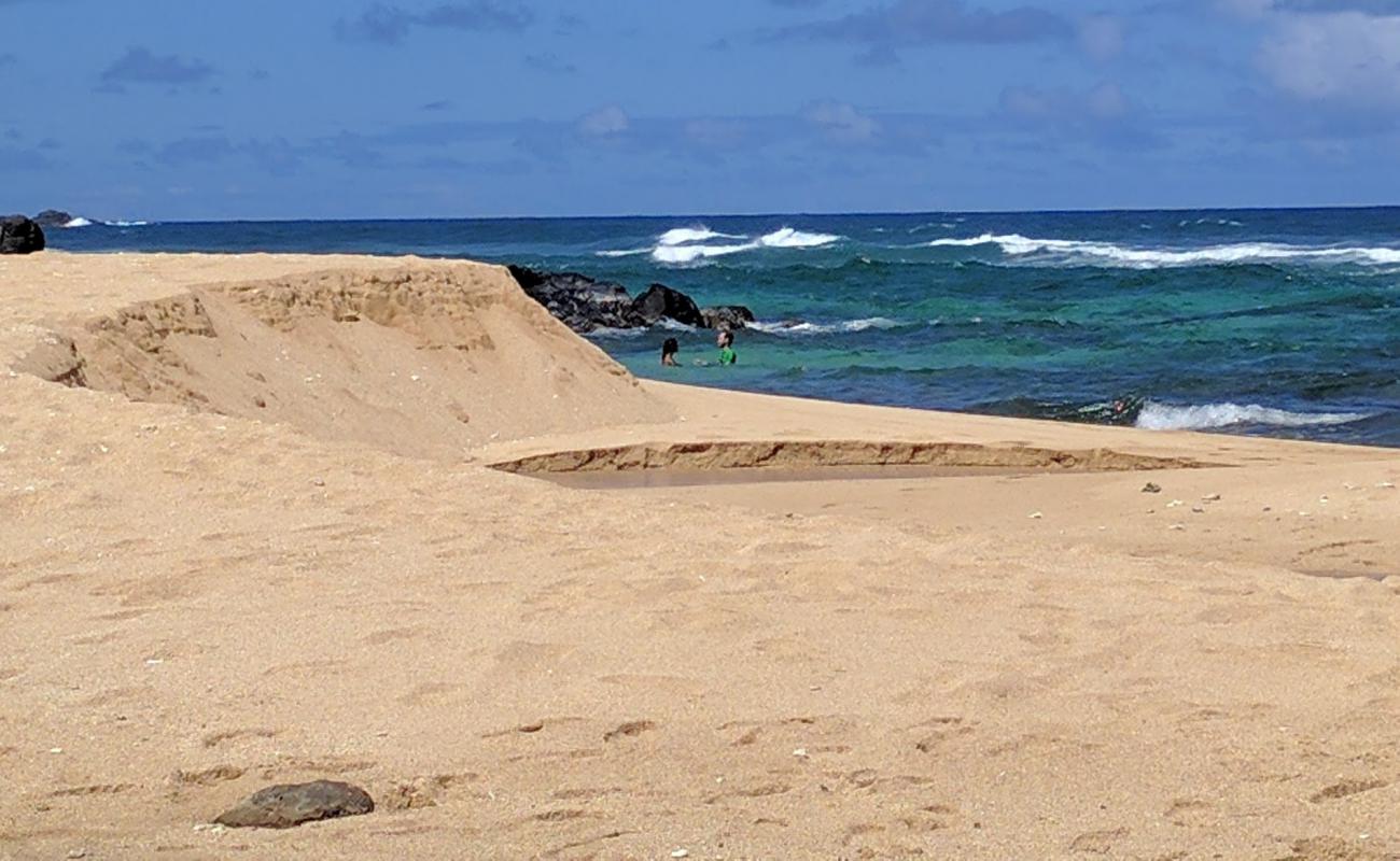 Kaluakai Beach'in fotoğrafı parlak kum ve kayalar yüzey ile