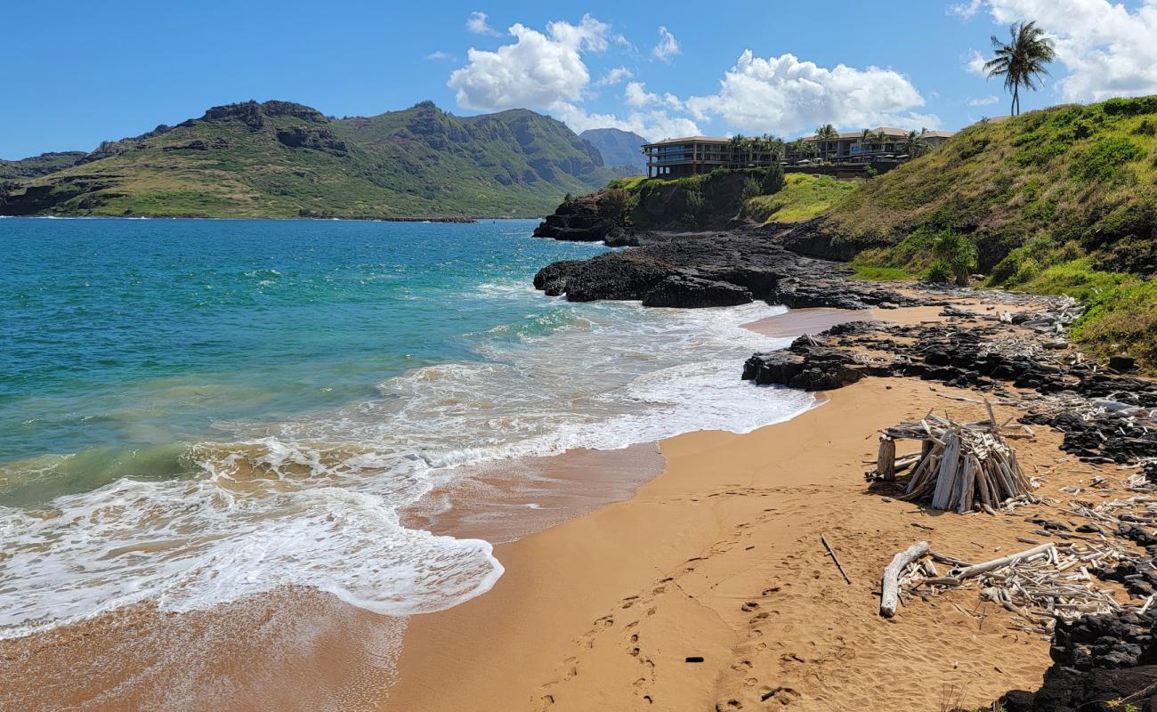 Ninini Beach'in fotoğrafı parlak kum ve kayalar yüzey ile