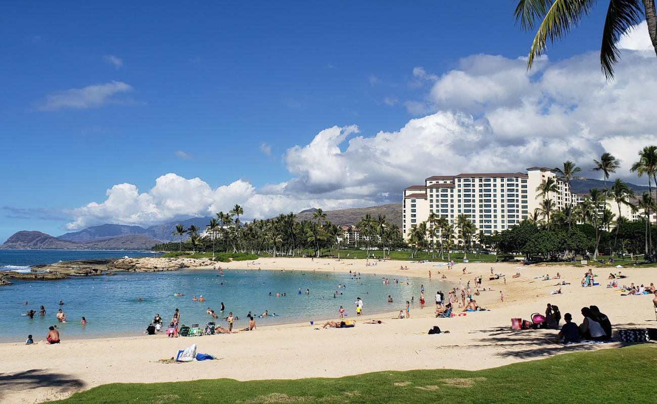 Ko Olina Beach'in fotoğrafı i̇nce bej kum yüzey ile