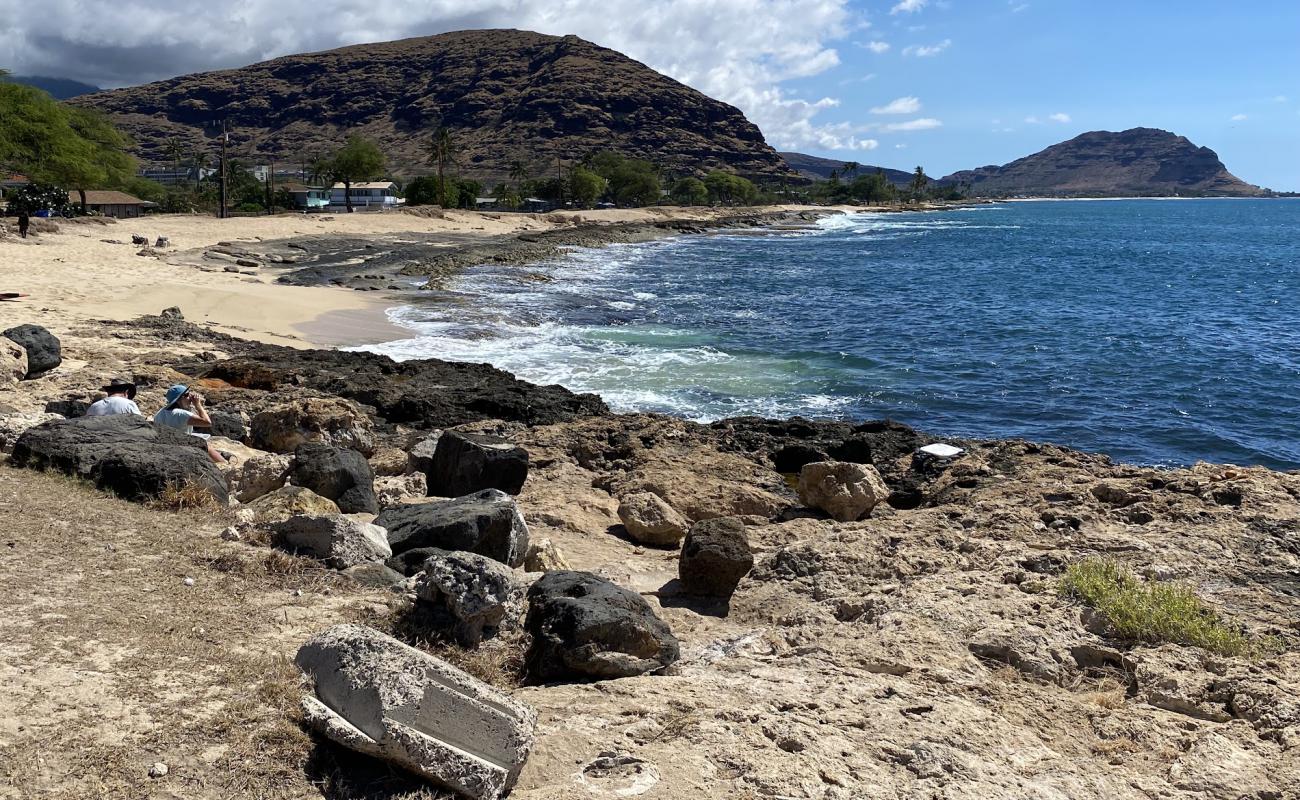 Pokai Bay Beach'in fotoğrafı bej kum ve kayalar yüzey ile