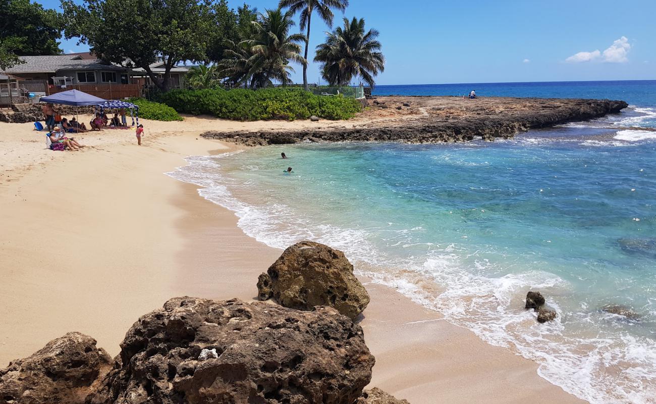 Aki's Beach'in fotoğrafı açık bej kum yüzey ile