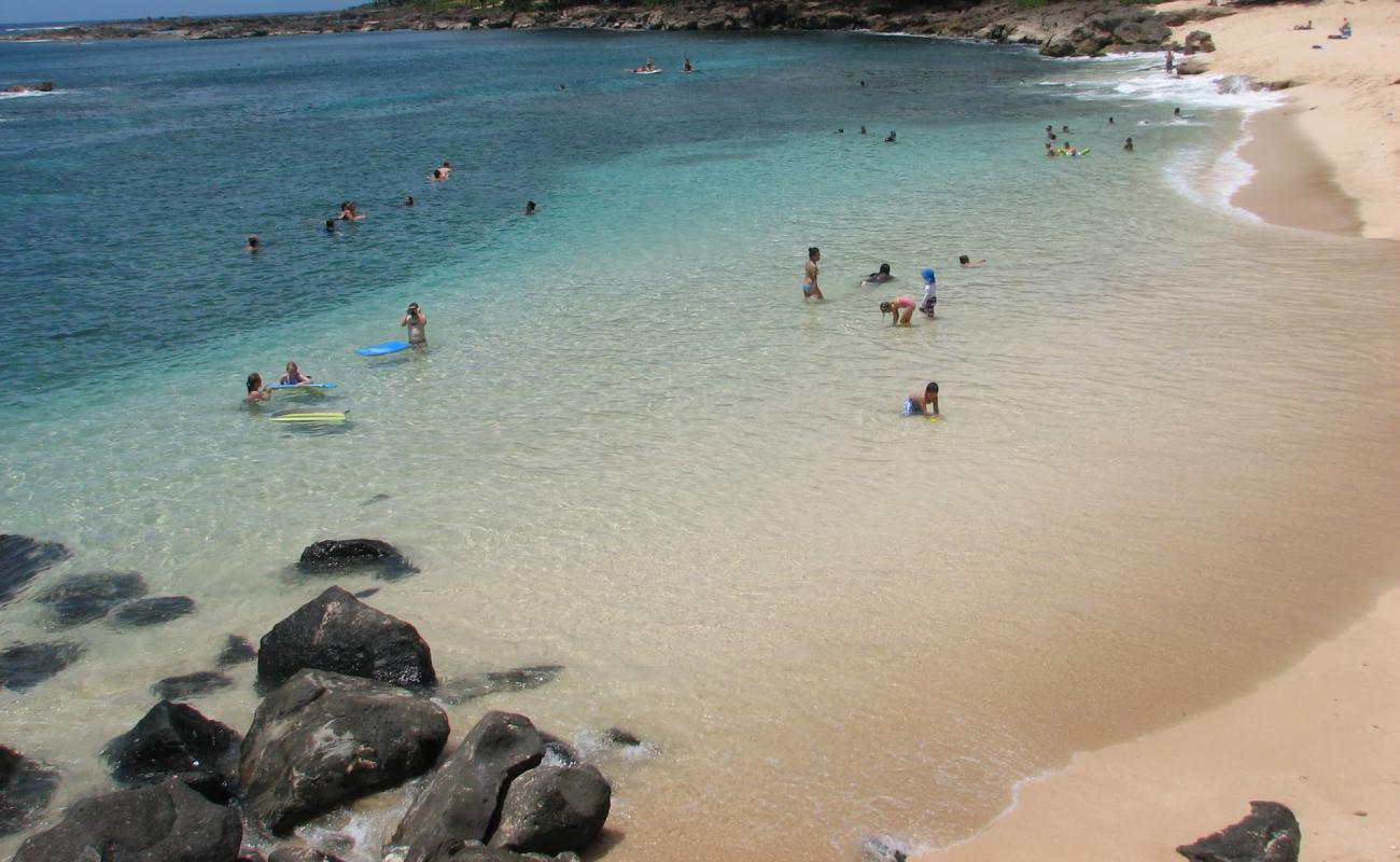 Three Tables Beach'in fotoğrafı bej kum ve kayalar yüzey ile