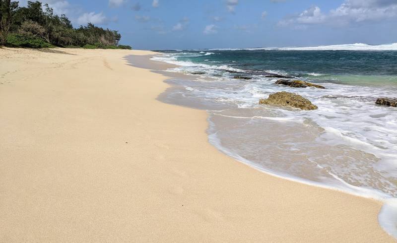 Kaihalulu Beach'in fotoğrafı açık bej kum yüzey ile