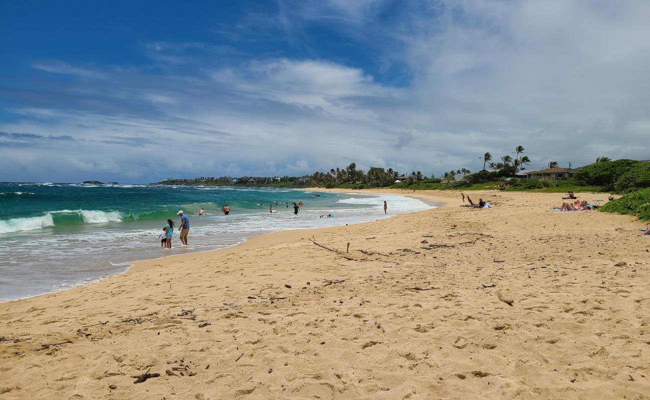 Hukilau Beach Park'in fotoğrafı açık bej kum yüzey ile