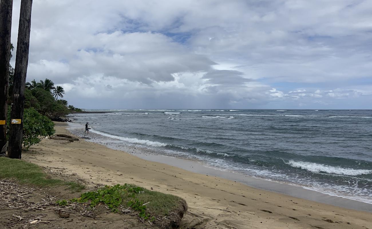 Hauula Beach'in fotoğrafı açık bej kum yüzey ile
