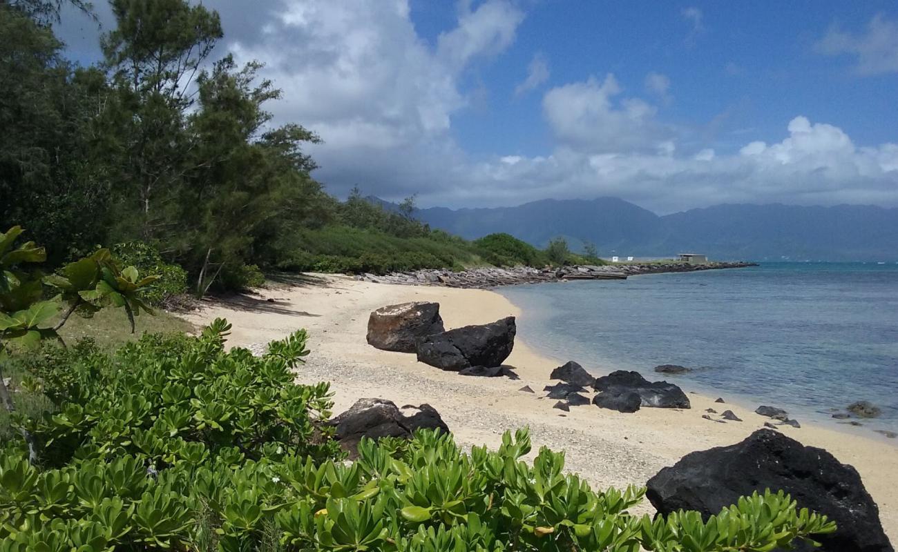 Secret Beach'in fotoğrafı bej kum ve kayalar yüzey ile