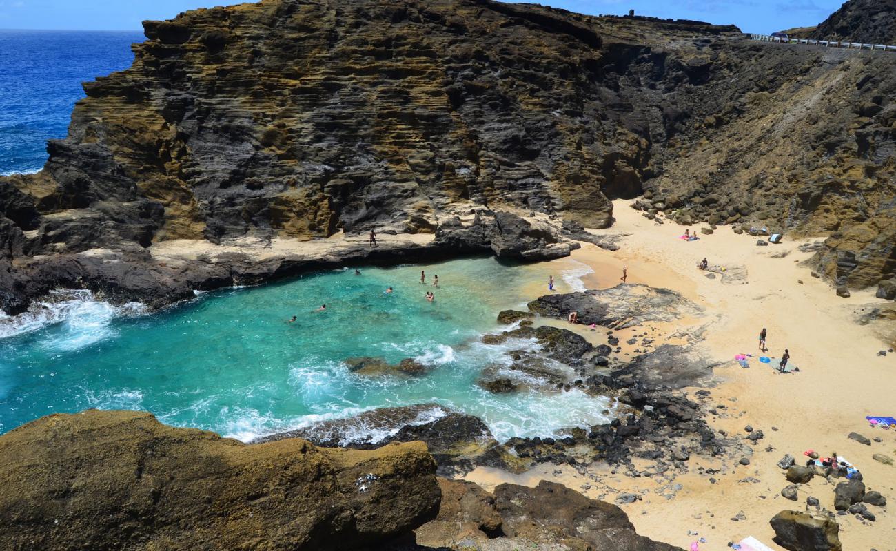 Halona Beach Cove'in fotoğrafı parlak kum yüzey ile