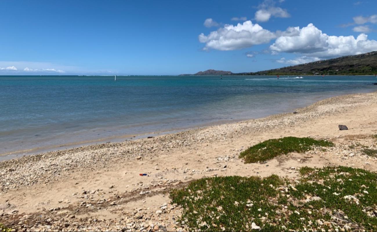 Maunalua Bay Beach'in fotoğrafı parlak kum ve kayalar yüzey ile