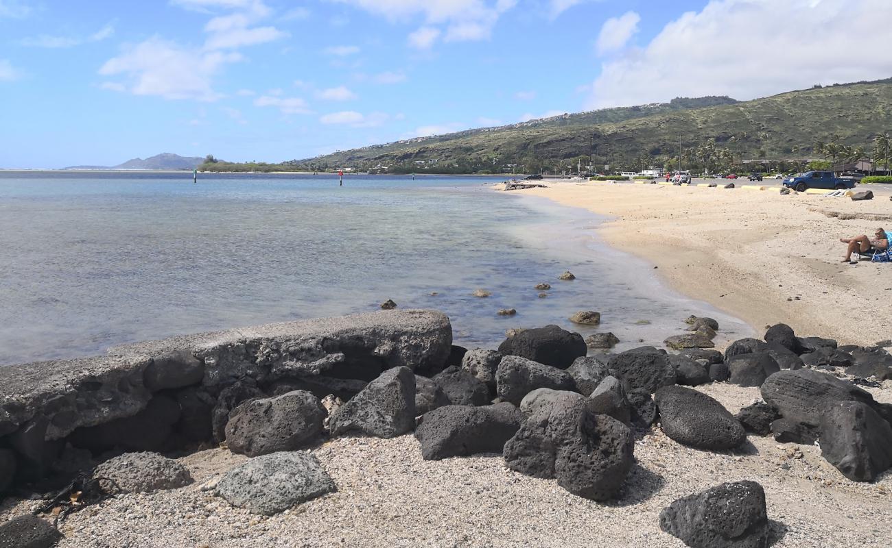 Maunalua Bay Beach Park'in fotoğrafı parlak kum ve kayalar yüzey ile