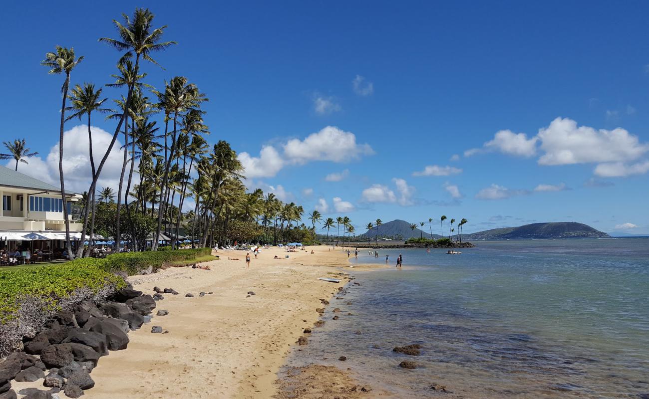 Kahala Hilton Beach'in fotoğrafı açık bej kum yüzey ile