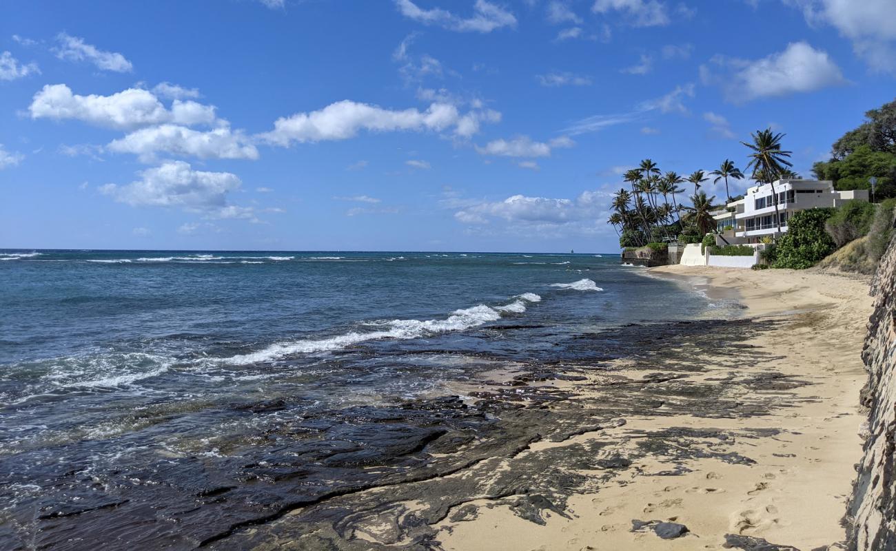 Diamond Head Beach'in fotoğrafı parlak kum ve kayalar yüzey ile