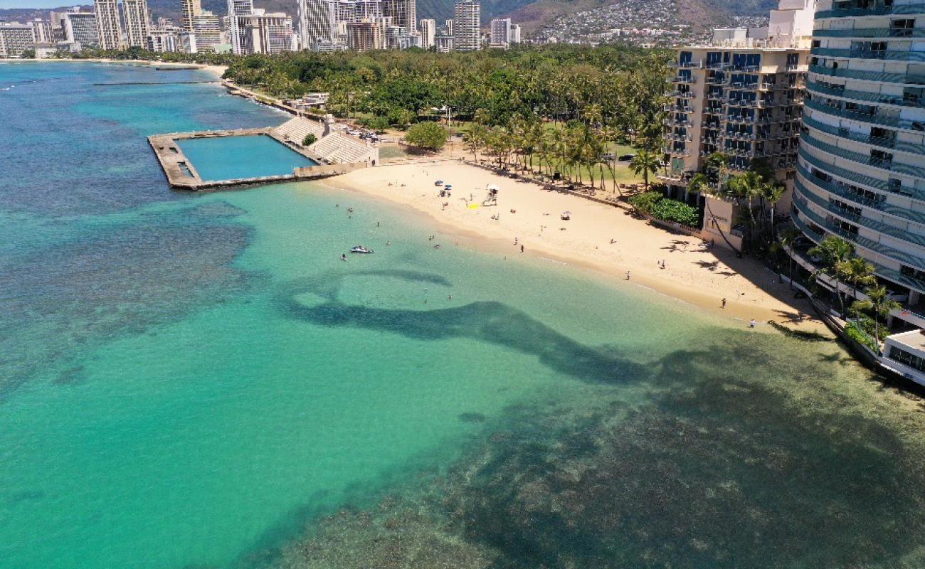 Kaimana Beach'in fotoğrafı parlak kum yüzey ile