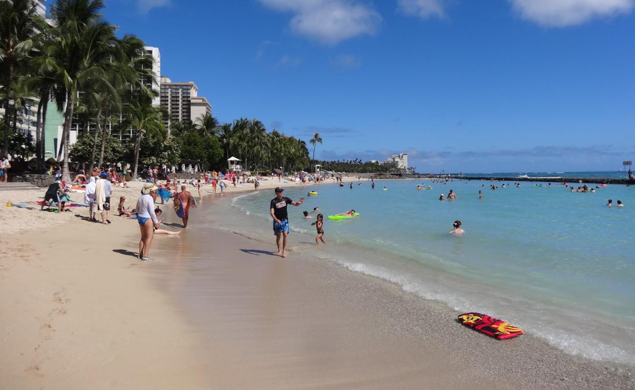 Kuhio Plajı'in fotoğrafı parlak ince kum yüzey ile