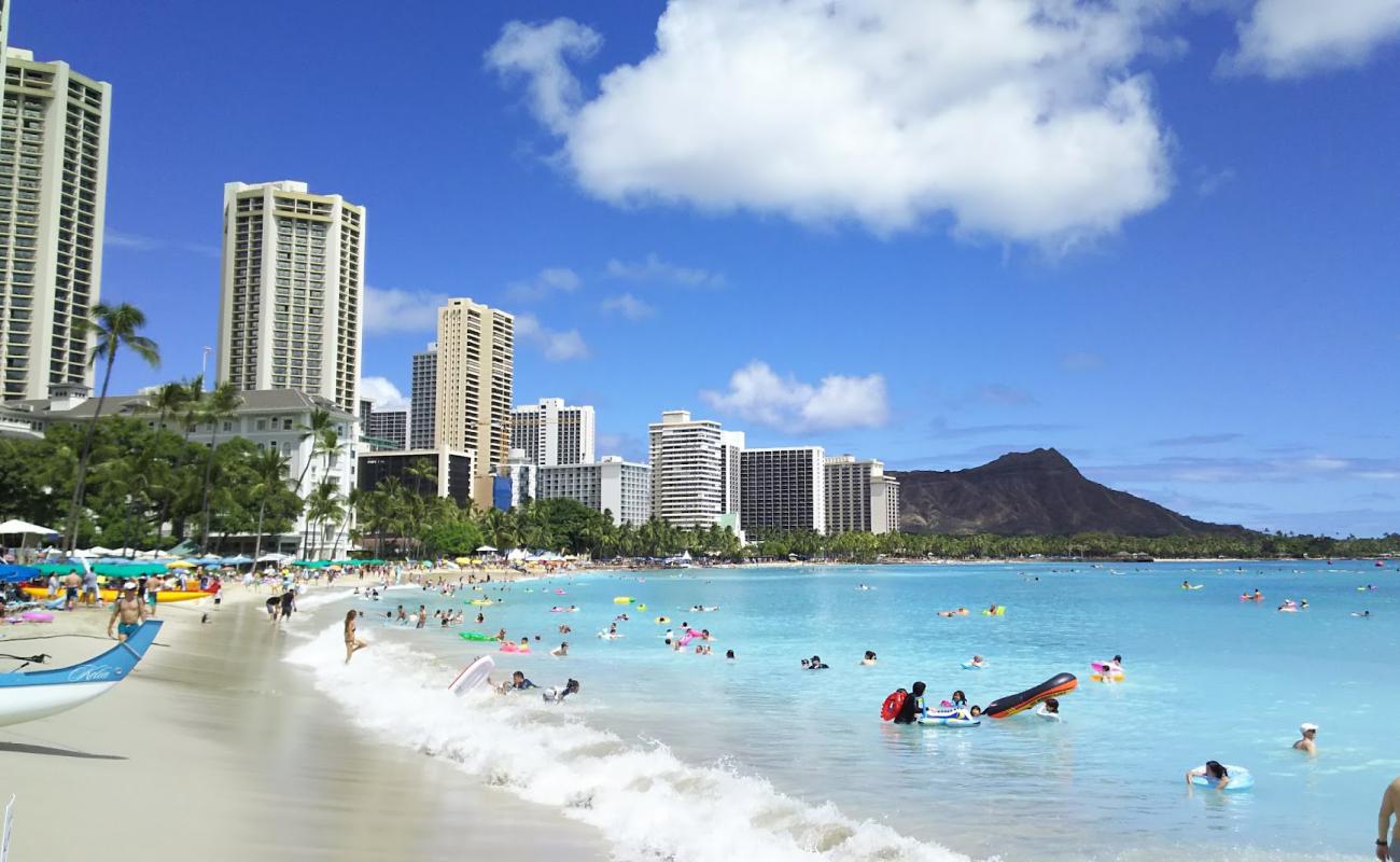 Waikiki Plajı'in fotoğrafı parlak ince kum yüzey ile