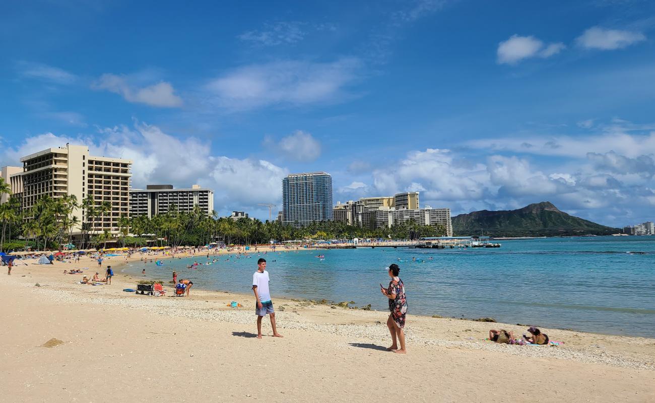 Kahanamoku Plajı'in fotoğrafı parlak ince kum yüzey ile