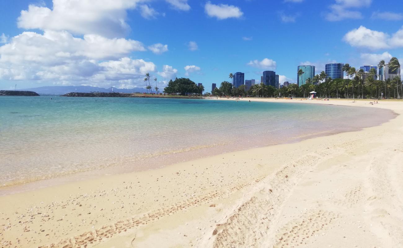 Ala Moana Beach'in fotoğrafı parlak ince kum yüzey ile