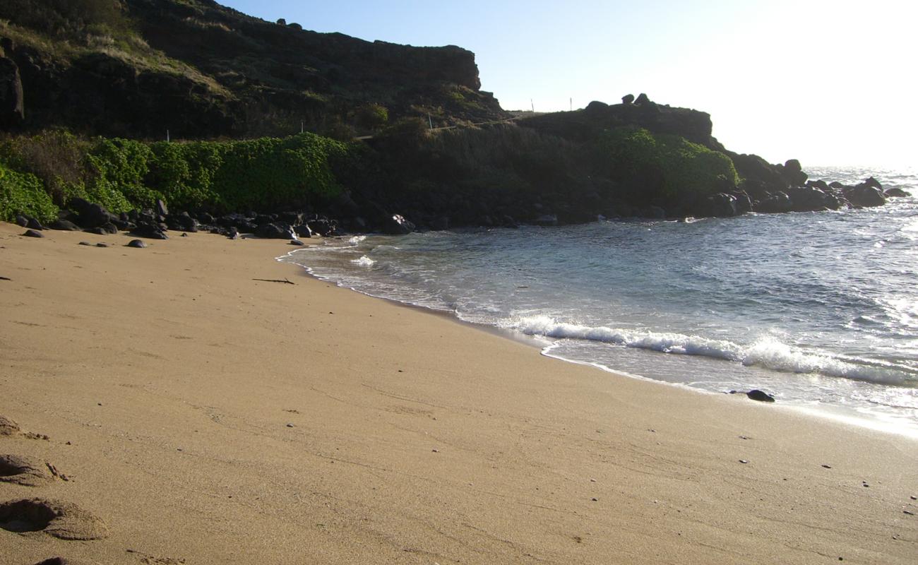 Kamehameha Beach'in fotoğrafı bej kum ve kayalar yüzey ile