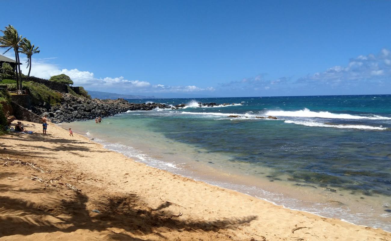 Kuau Cove Beach'in fotoğrafı parlak kum ve kayalar yüzey ile