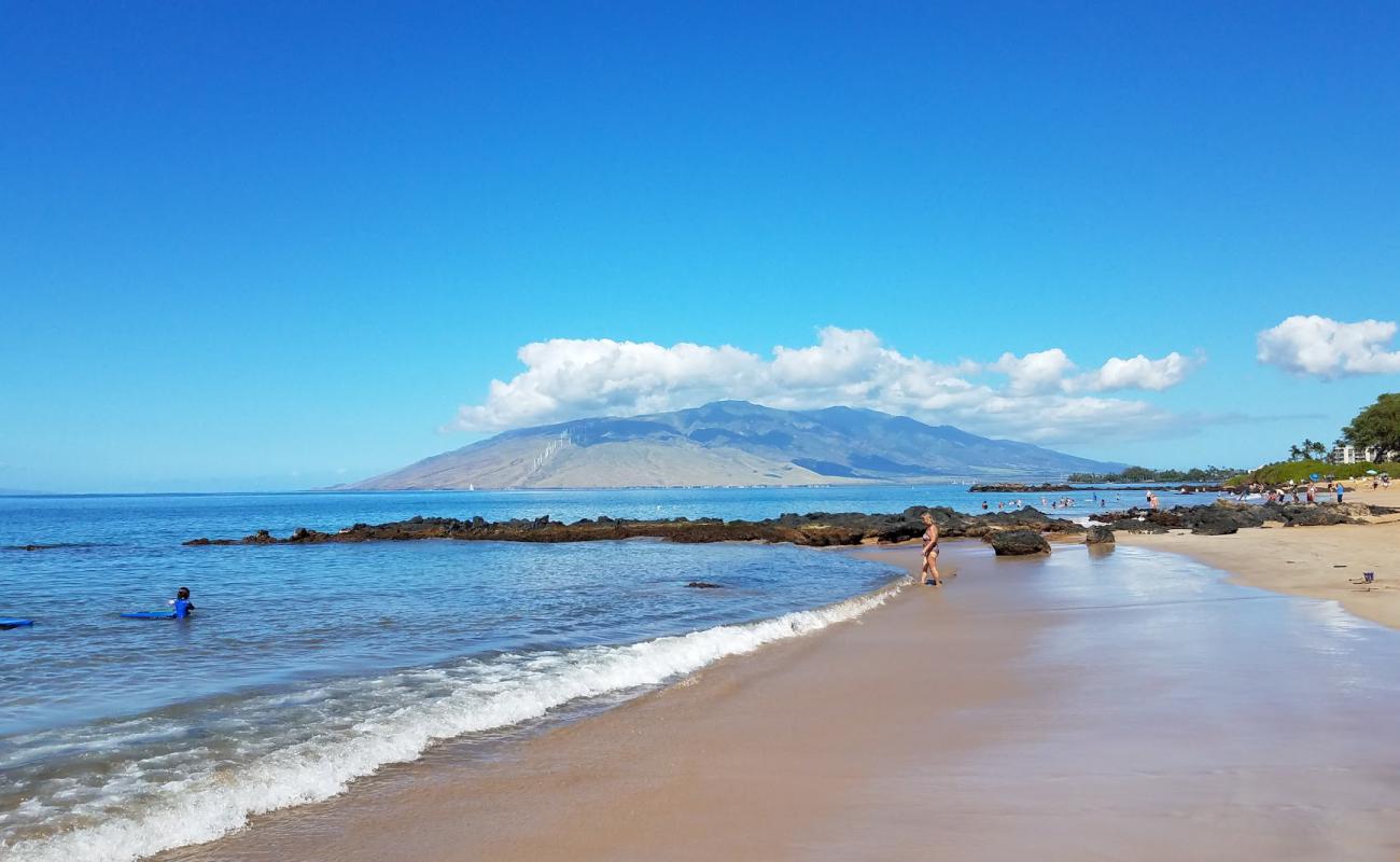 Kamaole Beach Park III'in fotoğrafı açık bej kum yüzey ile
