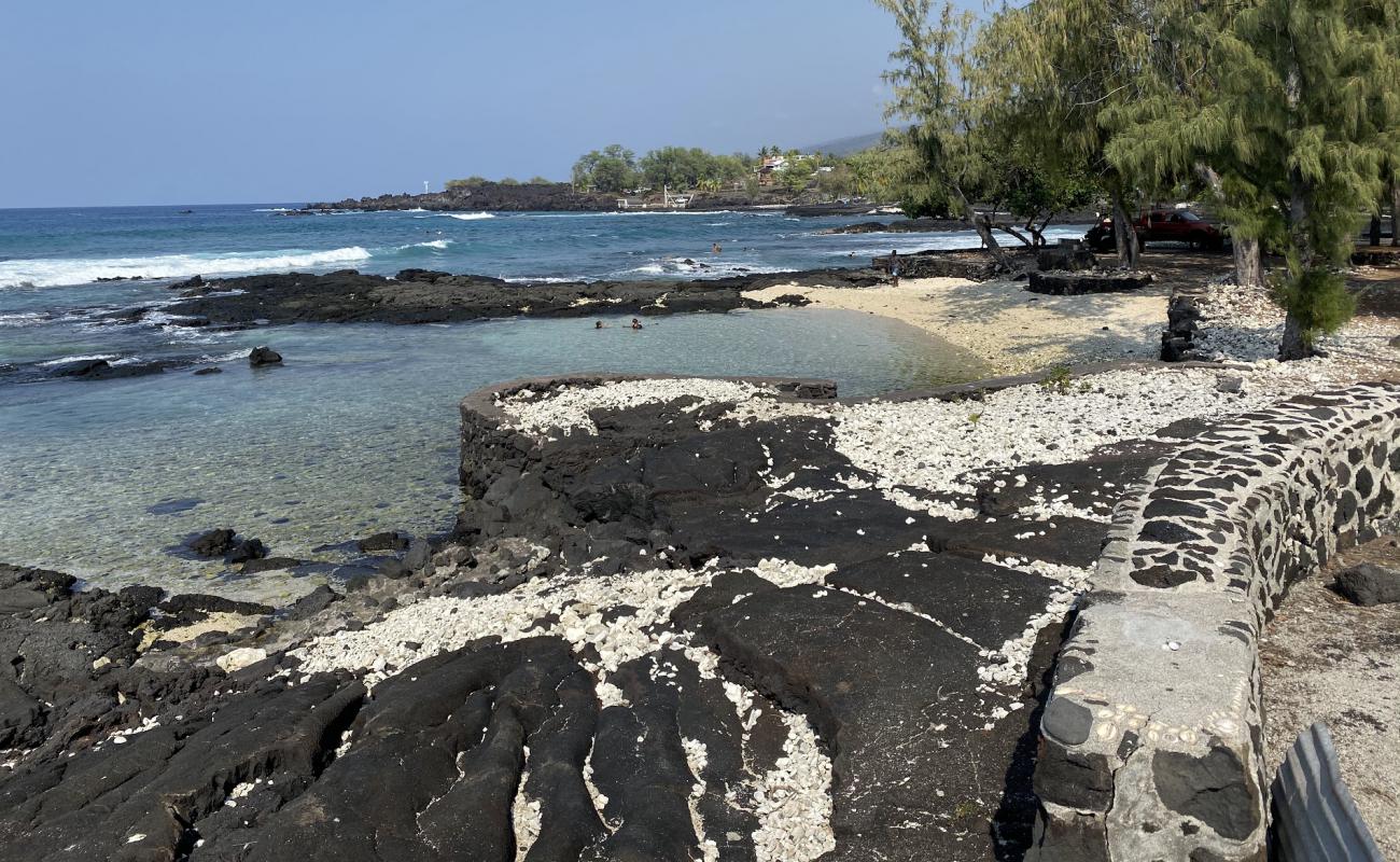 Miloli'i Beach'in fotoğrafı parlak kum ve kayalar yüzey ile