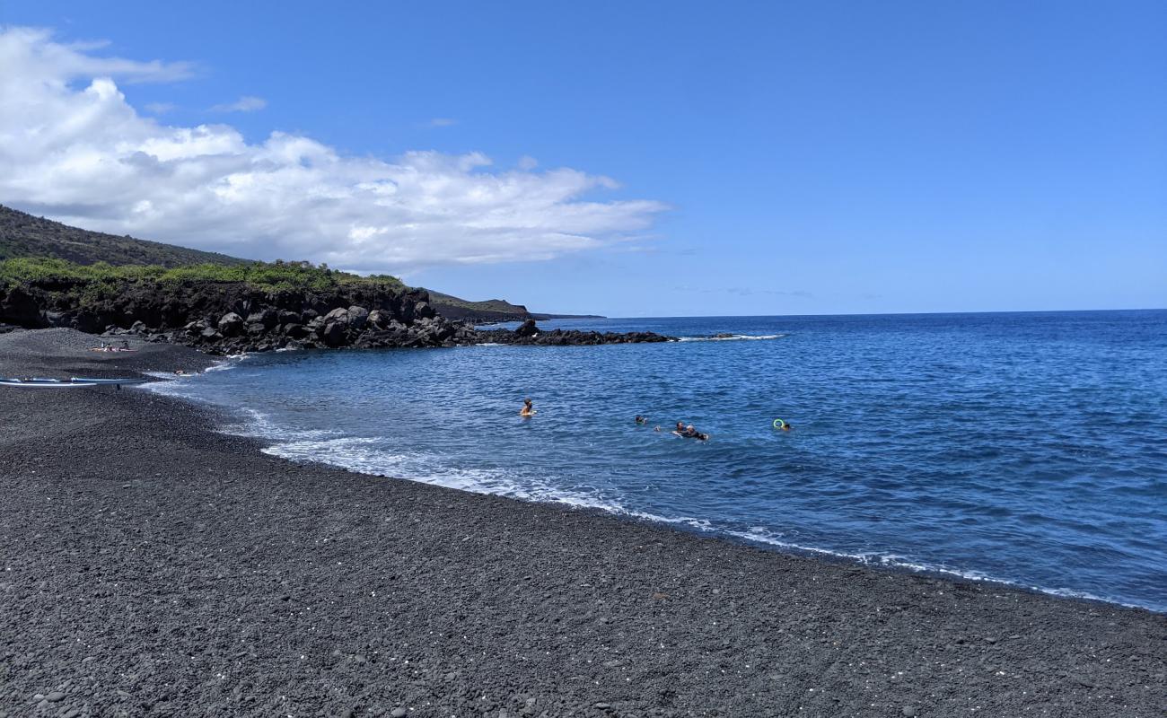 Pebbles Beach'in fotoğrafı gri çakıl taşı yüzey ile