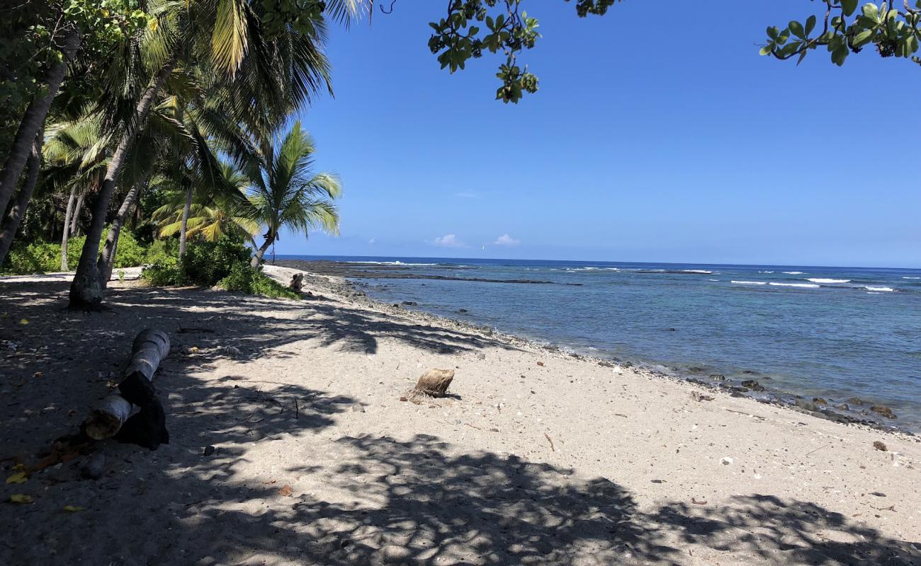 Ke'Ei Beach'in fotoğrafı parlak kum ve kayalar yüzey ile