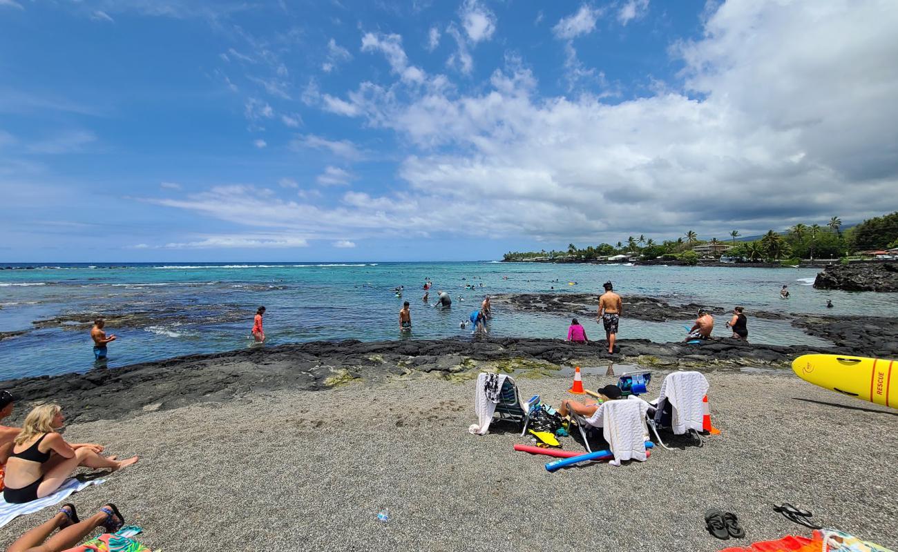 Kahalu'u Beach'in fotoğrafı taşlı kum yüzey ile