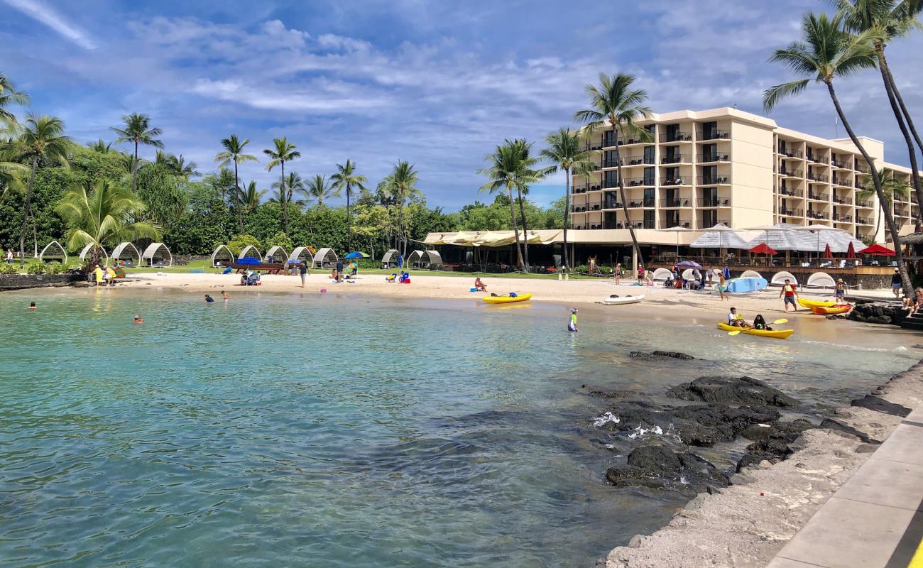 Kamakahonu Beach'in fotoğrafı parlak ince kum yüzey ile